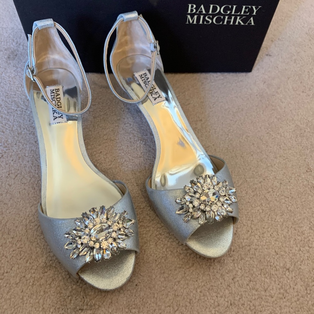 Badgley Mischka silver kitten heel shoes size 8